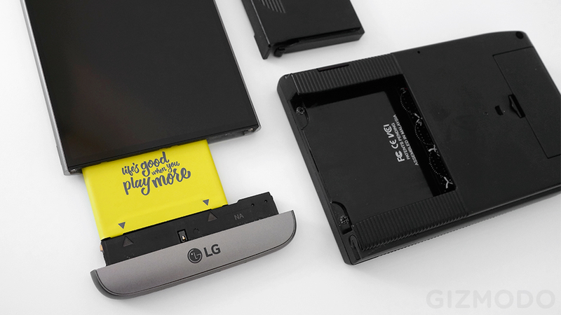 The G5's modules pop in and out like the cartridges on the Handspring Visor, or a Game Boy. The key difference is that the phone’s battery also comes along for the ride.